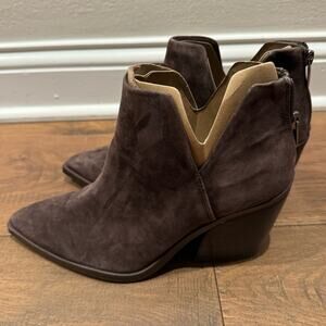 Vince Camuto Gigietta Suede Chelsea Bootie Brown Back Zip Womens Size 8.5 NEW